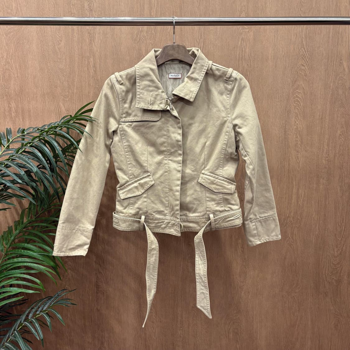 막스앤코 코튼 트러커 자켓 플랩 포켓 버튼 벨트 안감 퀄팅 디테일 베이지 상품이미지1