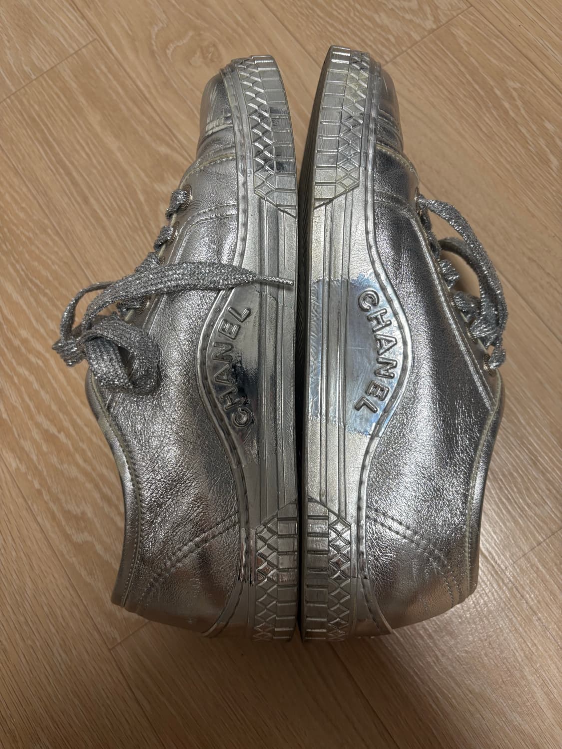 chanel 샤넬 레더 실버 스니커즈 39.5 상품이미지2