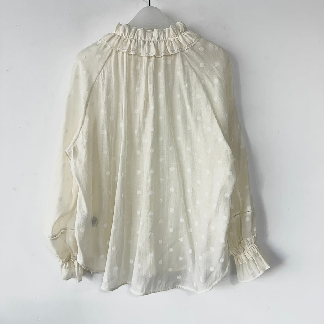 듀엘 25 셔링 넥 시어 도트 블라우스 상품이미지6