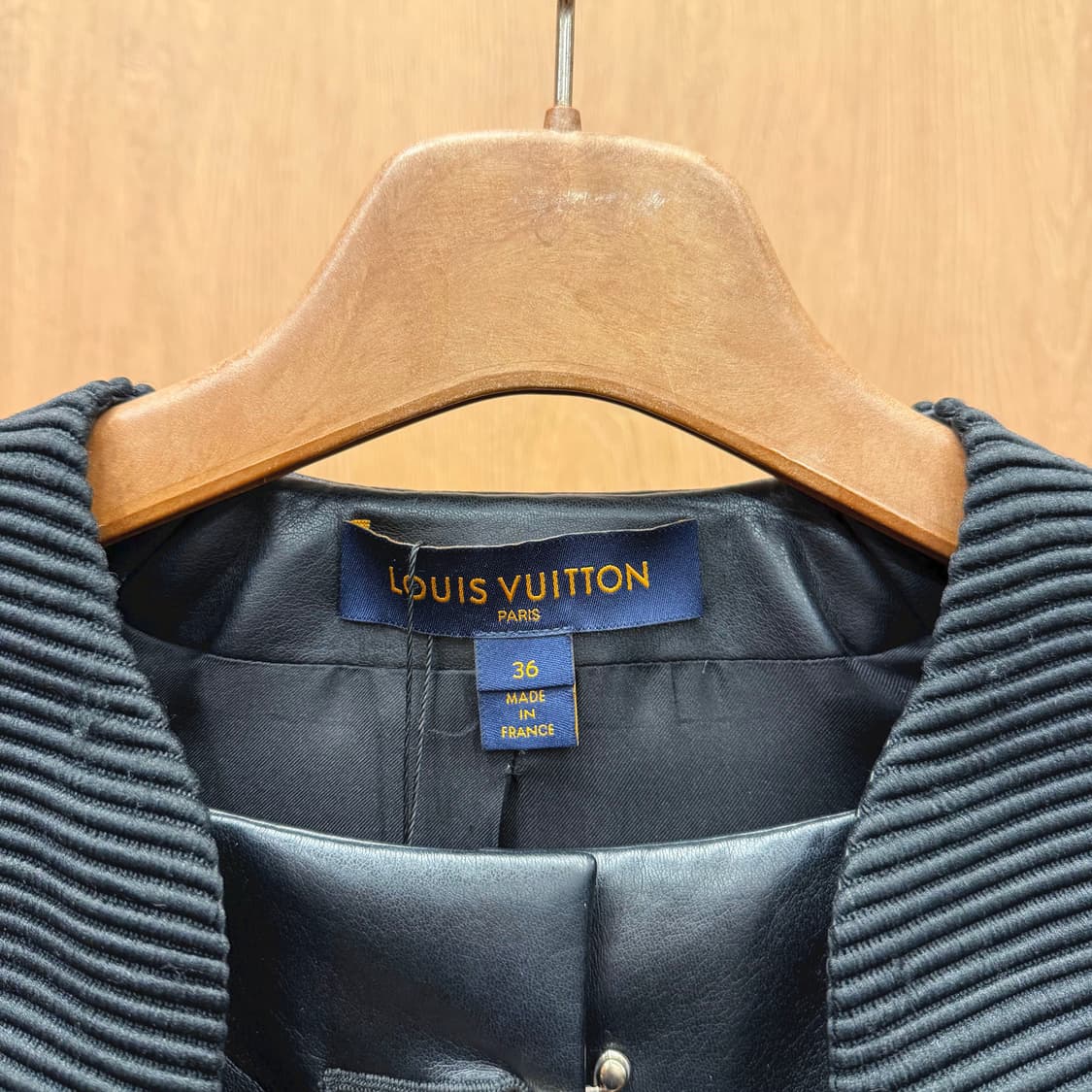 루이비통 자켓 레이어드 후크 여밈 페이크 버튼 디테일 슬림핏 블랙 상품이미지6