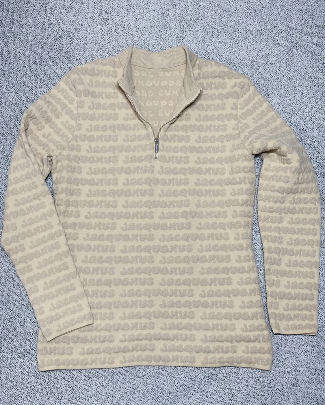 자크뮈스 LA MAILLE LUIS 자카드 로고 쿼터집 니트 상품이미지6