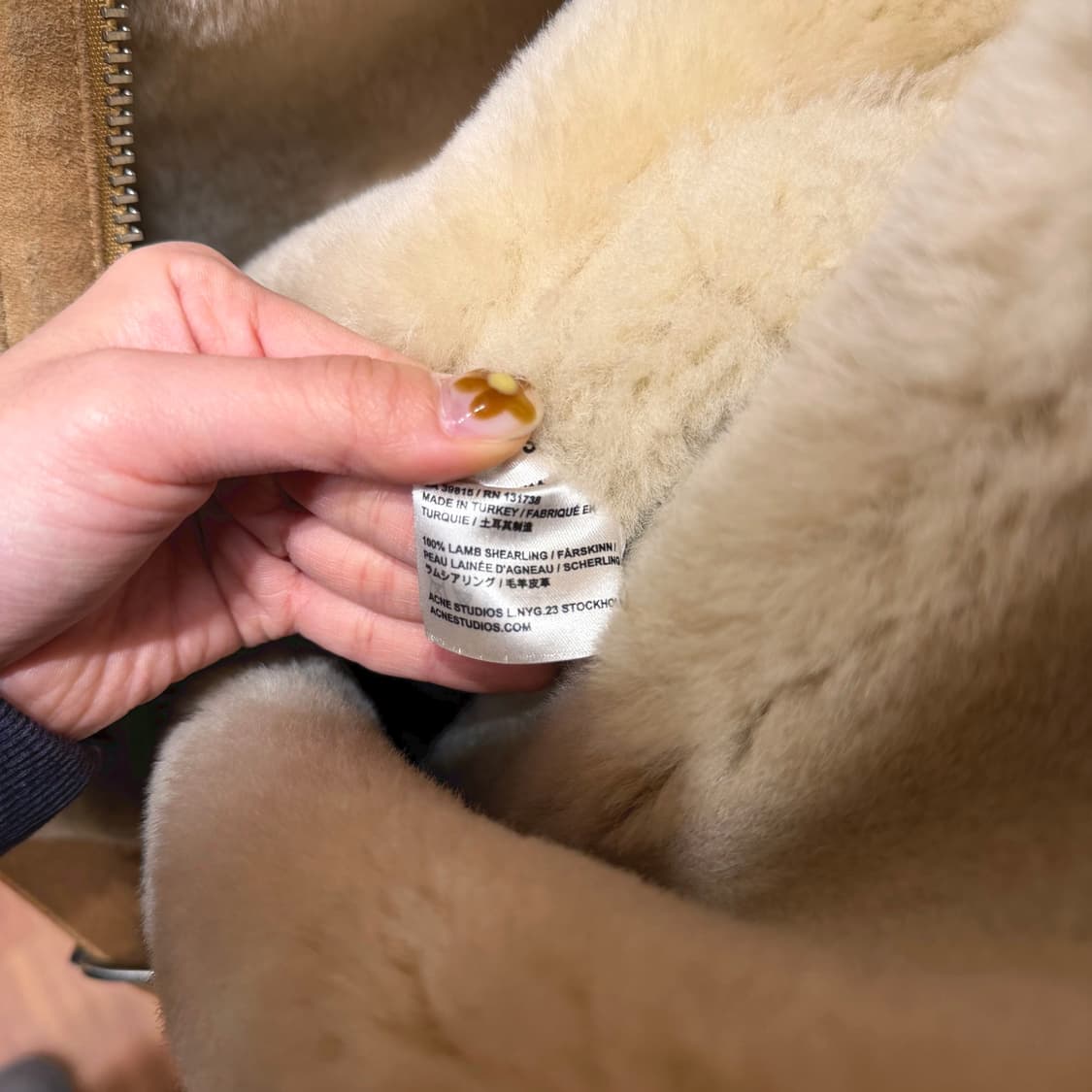 아크네 스튜디오 시어링 무스탕 자켓 언밸런스 지퍼 사이드 포켓 베이지 상품이미지7