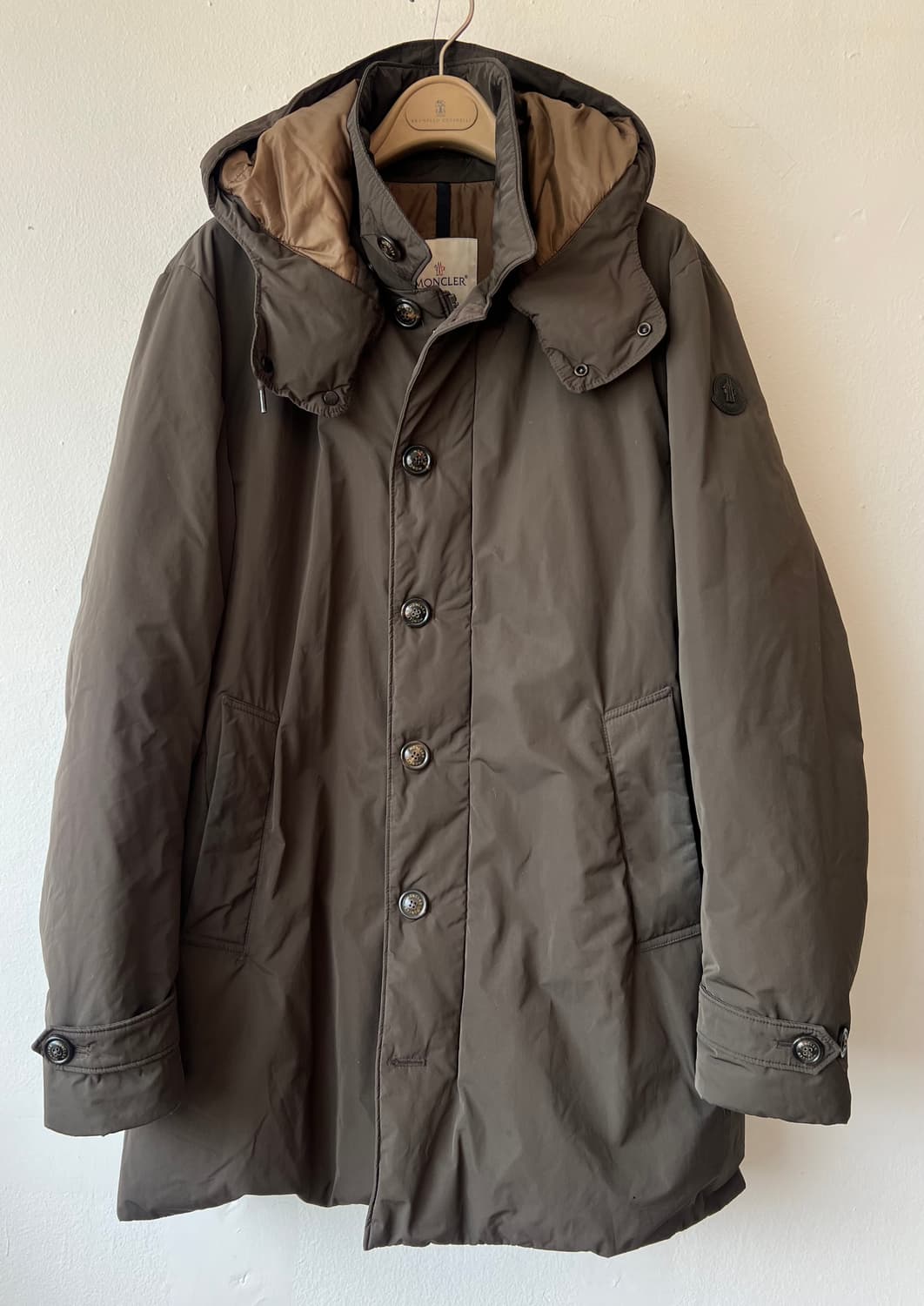 몽클레어 남성 카키 구스다운 후드패딩점퍼

 상품이미지1