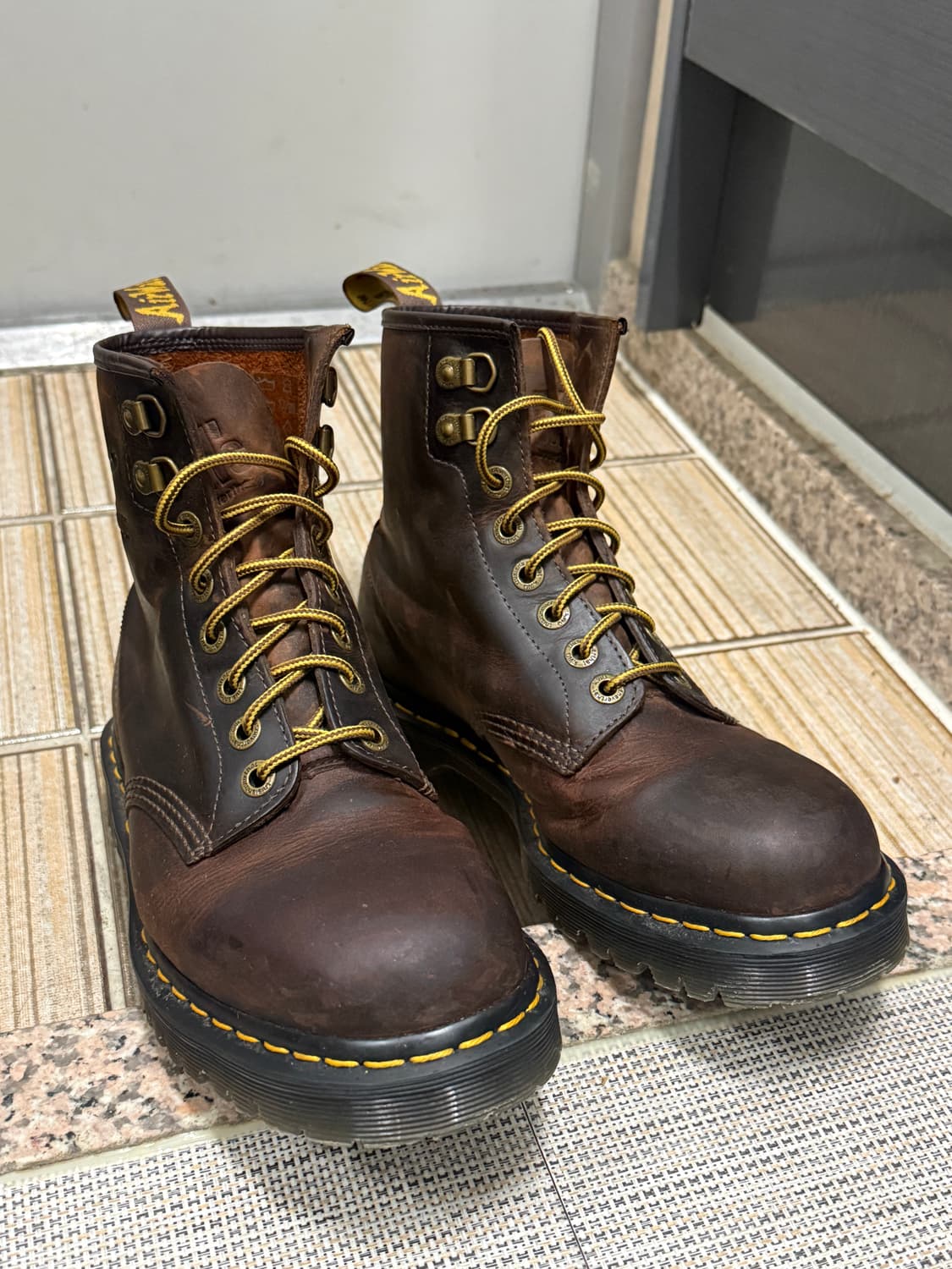 닥터마틴 디스이스네버뎃 1460 왁스드 풀 그레인 브라운 280 상품이미지1