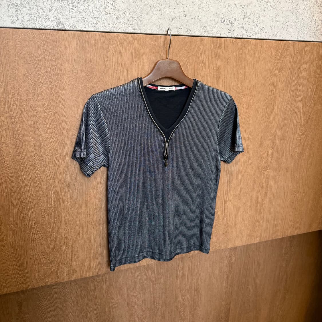 빈티지 브이넥 반팔 골지 티셔츠 하프 집업 디테일 레귤러핏 차콜 상품이미지1