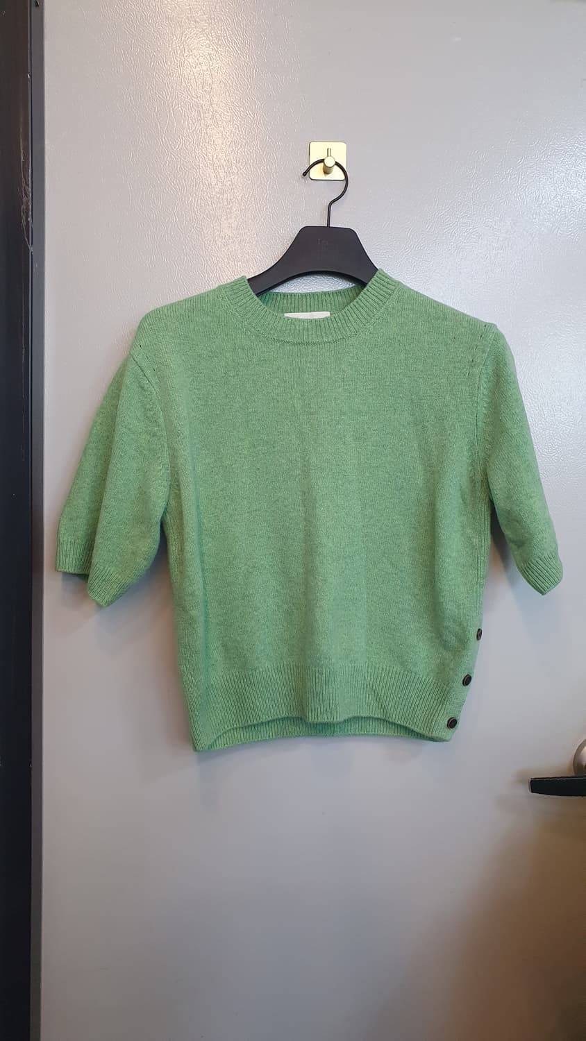 그로브 반팔 니트 그린색상입니다. 옆에 단추 디테일이 있어서 더 귀여워요 상품이미지1