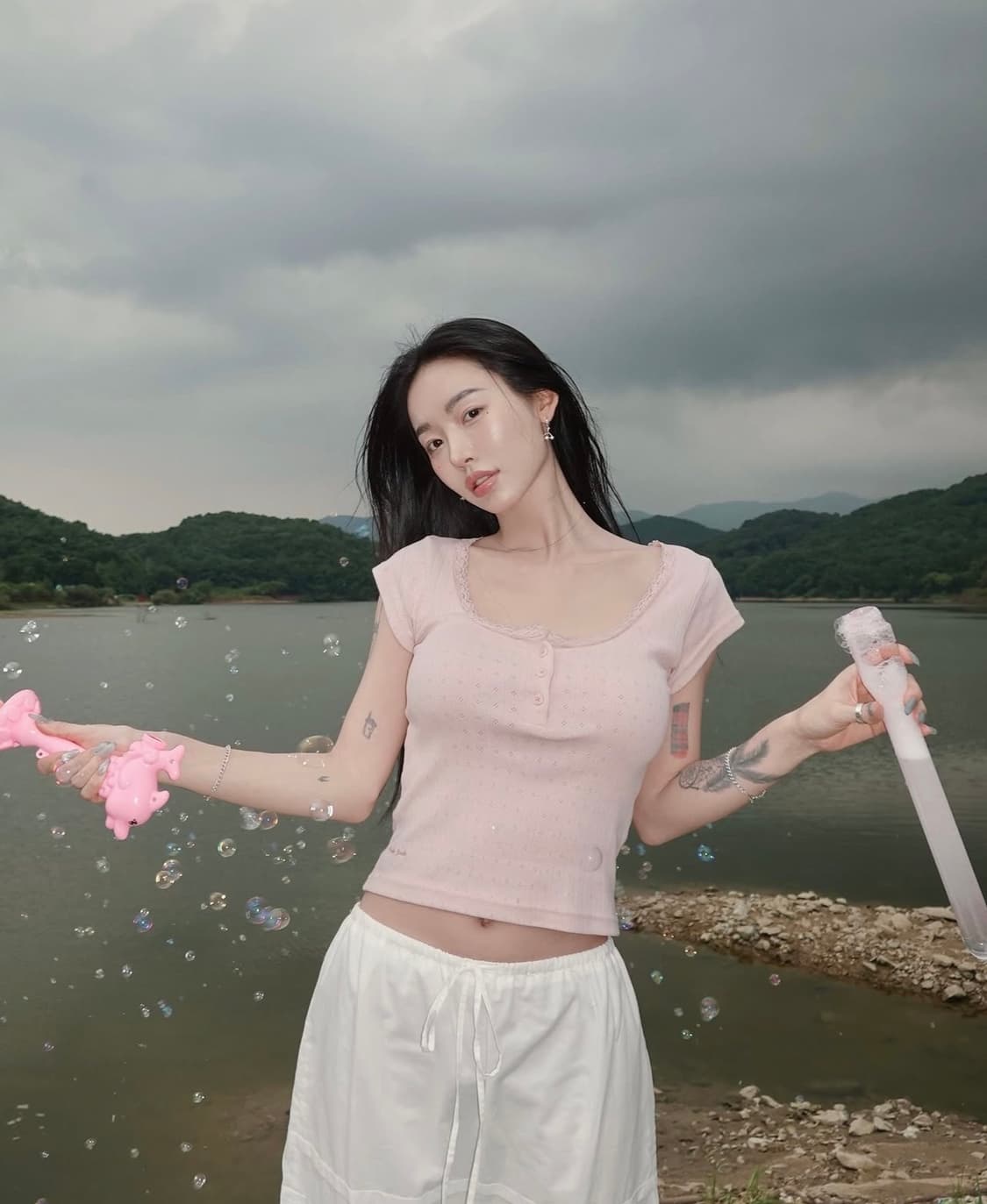 페일제이드 릴리 펀칭 버튼 티 아이보리  상품이미지1