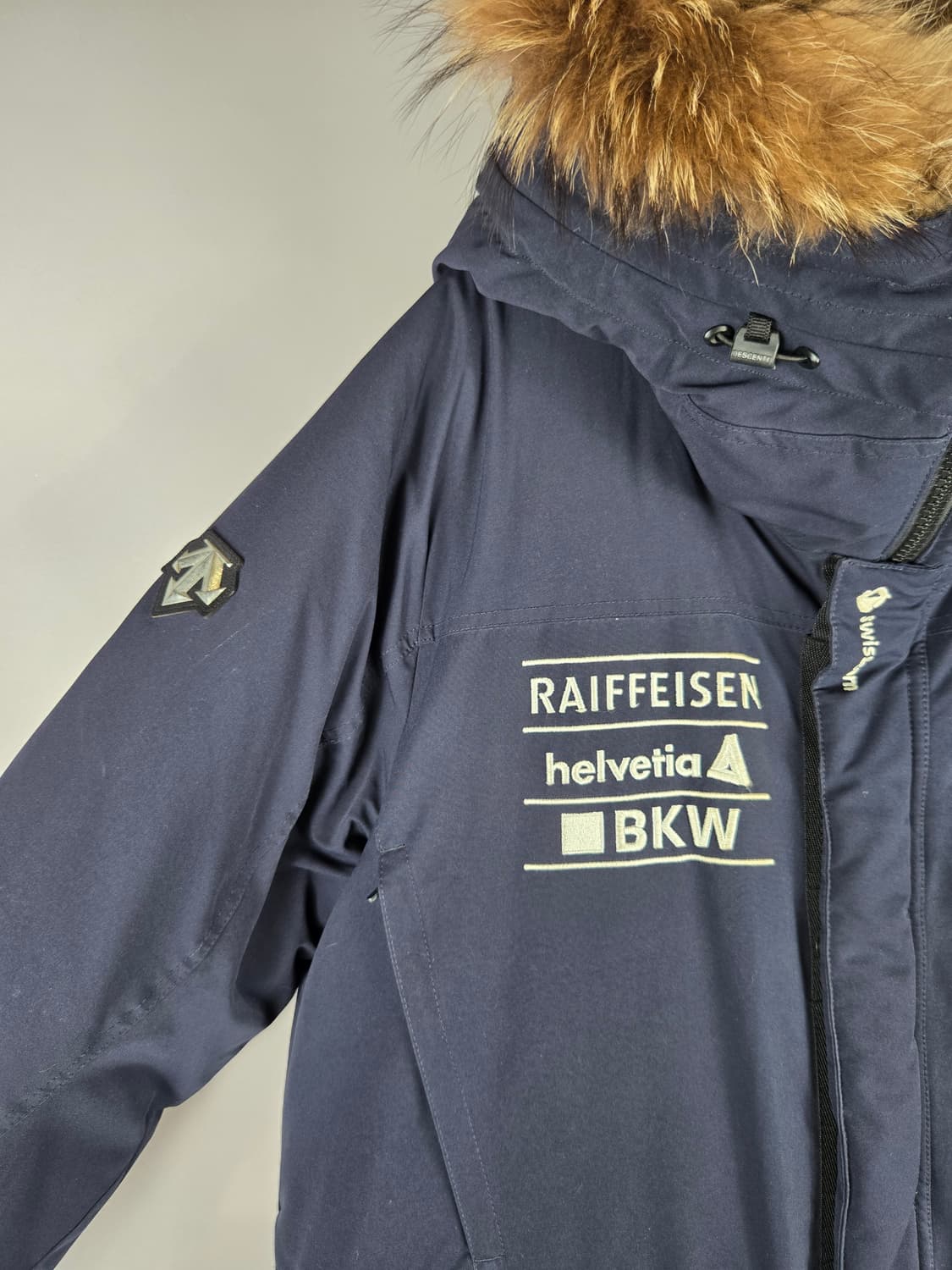 [무료배송]데상트 105 남성 스위스 미드 덕 다운 라쿤퍼 헤비 패딩 상품이미지3