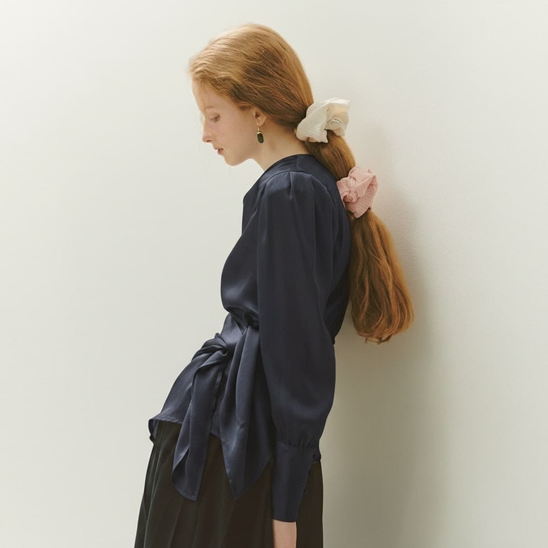 누아르나인 새틴 스카프 블라우스 네이비 상품이미지6