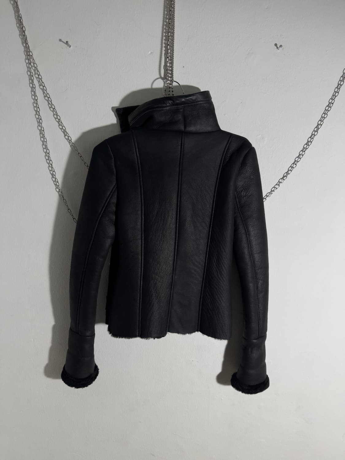 asymmetric 하이넥 드레이프 레더 무스탕 상품이미지5