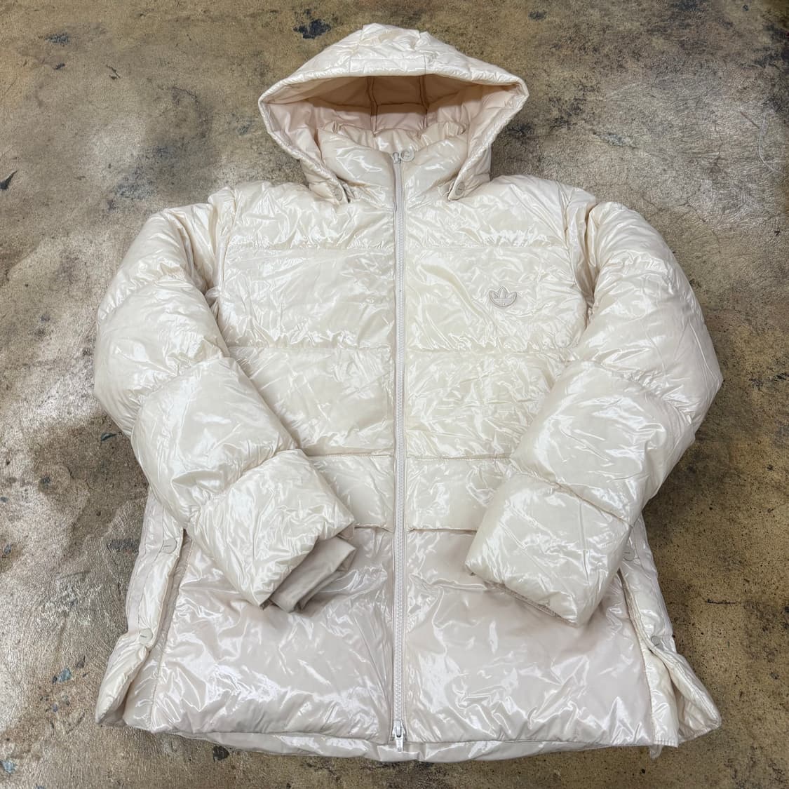 아디다스 크림 유광 패딩 상품이미지2