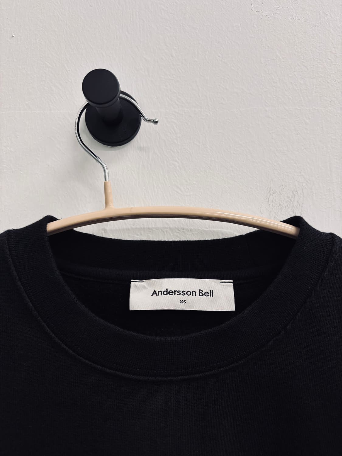 앤더슨벨(Andersson Bell) 언밸런스 스티치 크롭 맨투맨 상품이미지3