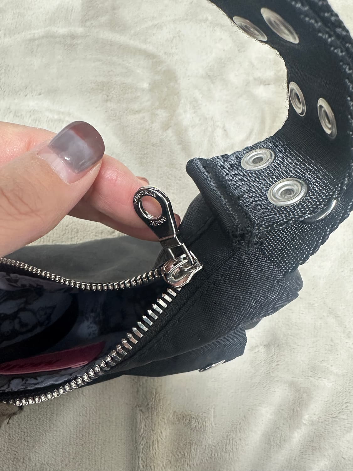 바쿠 X 몰리고다드 카고숄더백 Baggu 팝퍼 스트랩 블랙 상품이미지7