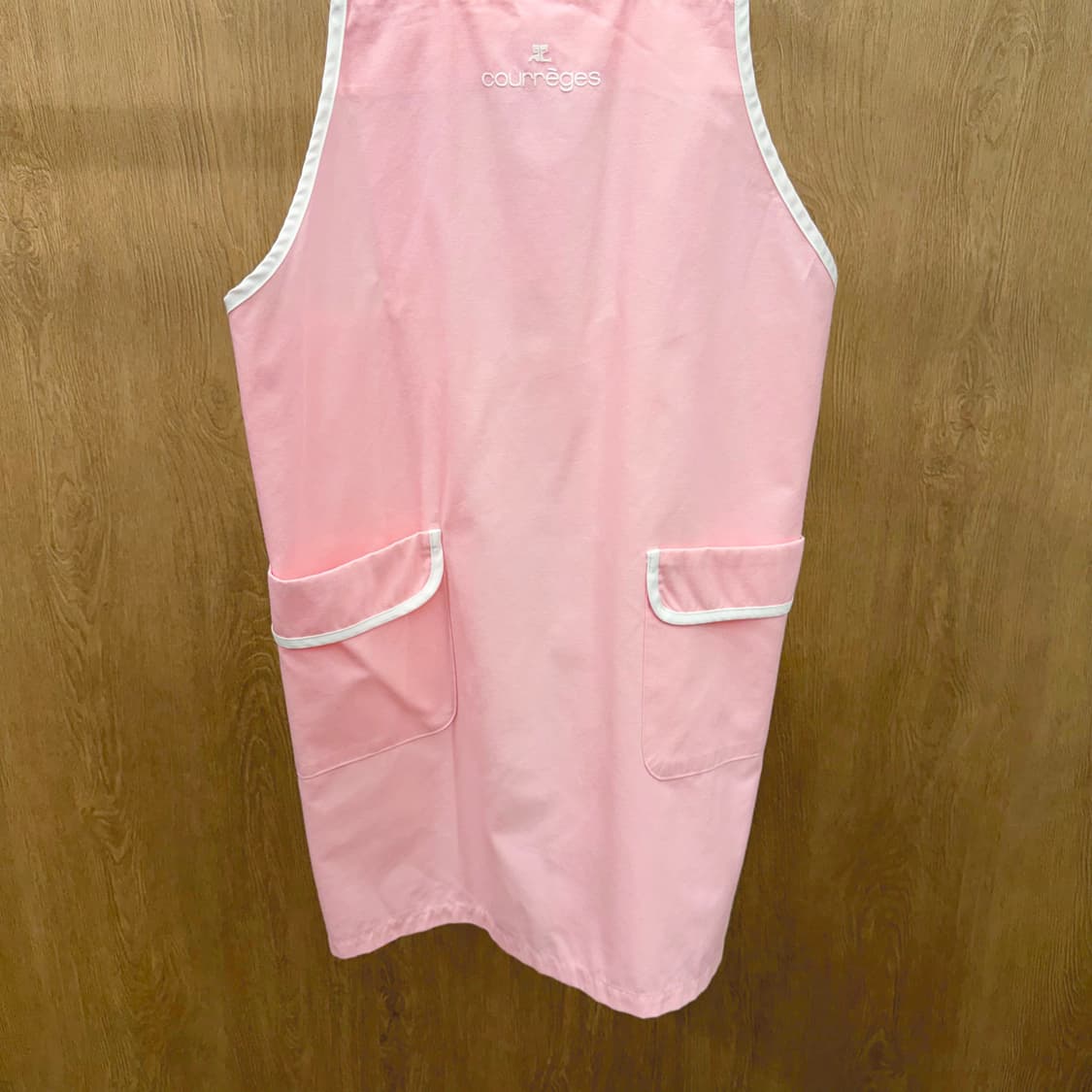 꾸레쥬 슬리브리스 에이프런 미디 원피스 로고 자수 플랩 포켓 디테일 핑크 상품이미지5