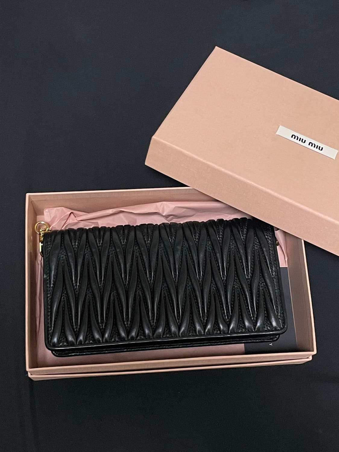 미우미우 마테라쎄 나파 체인 크로스백 블랙 상품이미지2