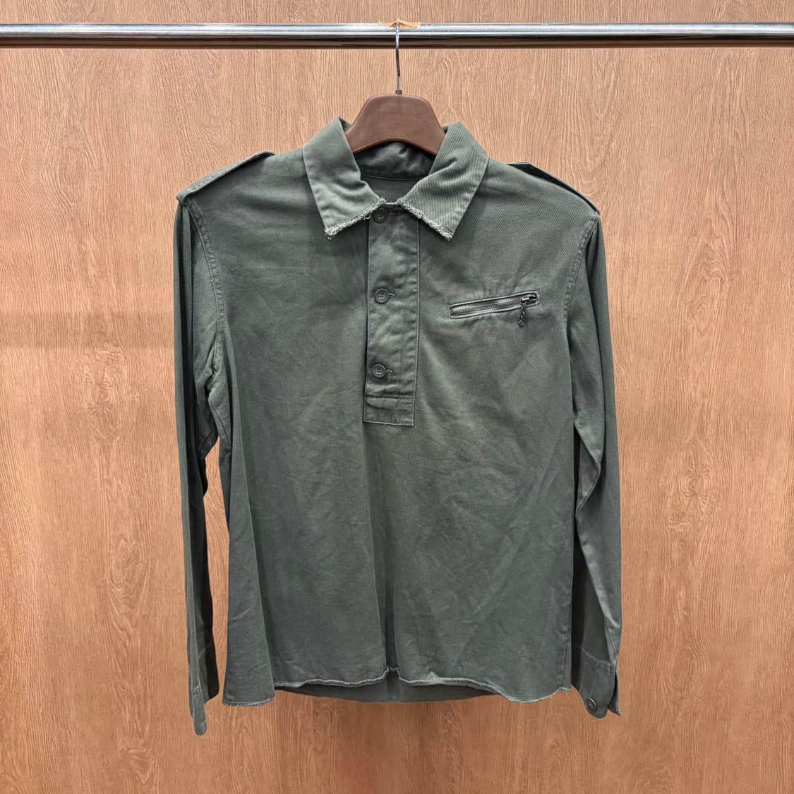 디젤 코튼 긴팔 셔츠 집업 포켓 어깨 견장 소매 로고 프린팅 디테일 카키 상품이미지2