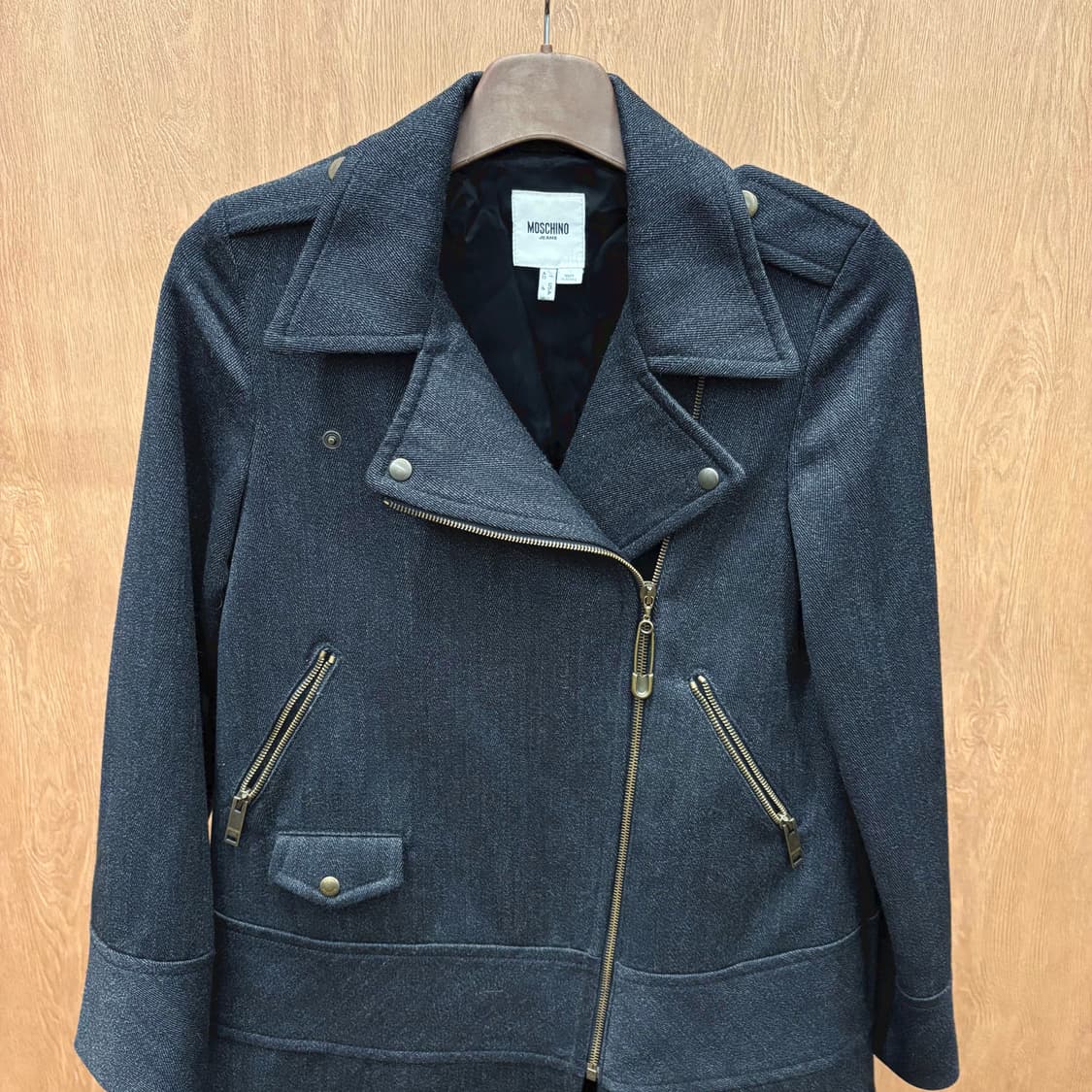 모스키노 진스 울 블렌드 클래식 모토 자켓 사선 지퍼 견장 디테일 블랙 상품이미지4