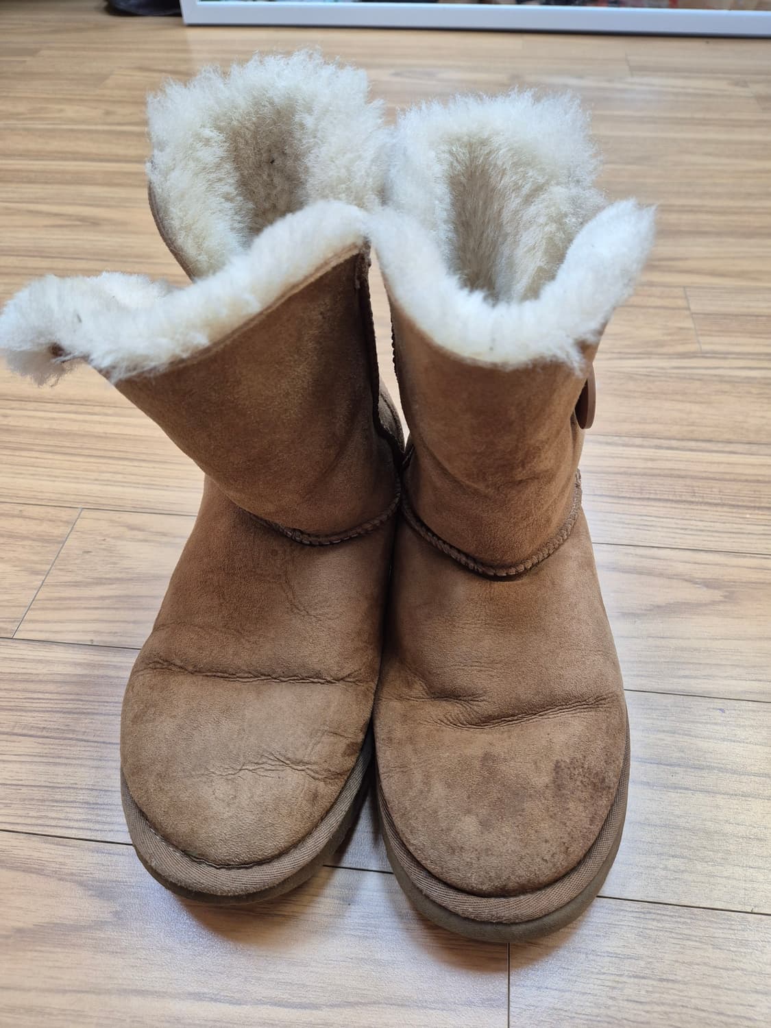 UGG 어그 부츠 브라운 색상 250mm입니다. 
따뜻한 겨울을 책임져줄 상품이미지1