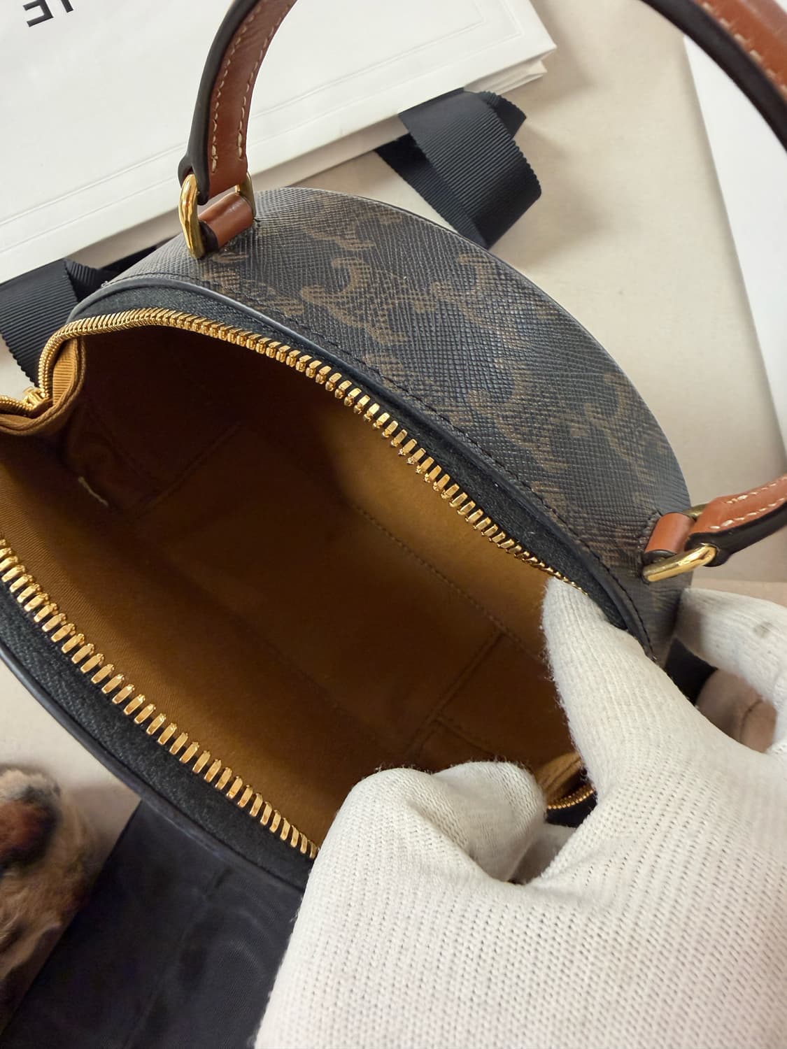 정품 셀린느 하프문 케이스 상품이미지7