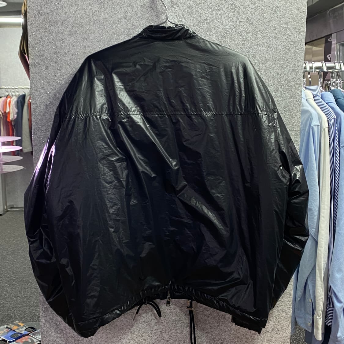 키뮤어 유광 디테일 블랙 점퍼 B2999 상품이미지3