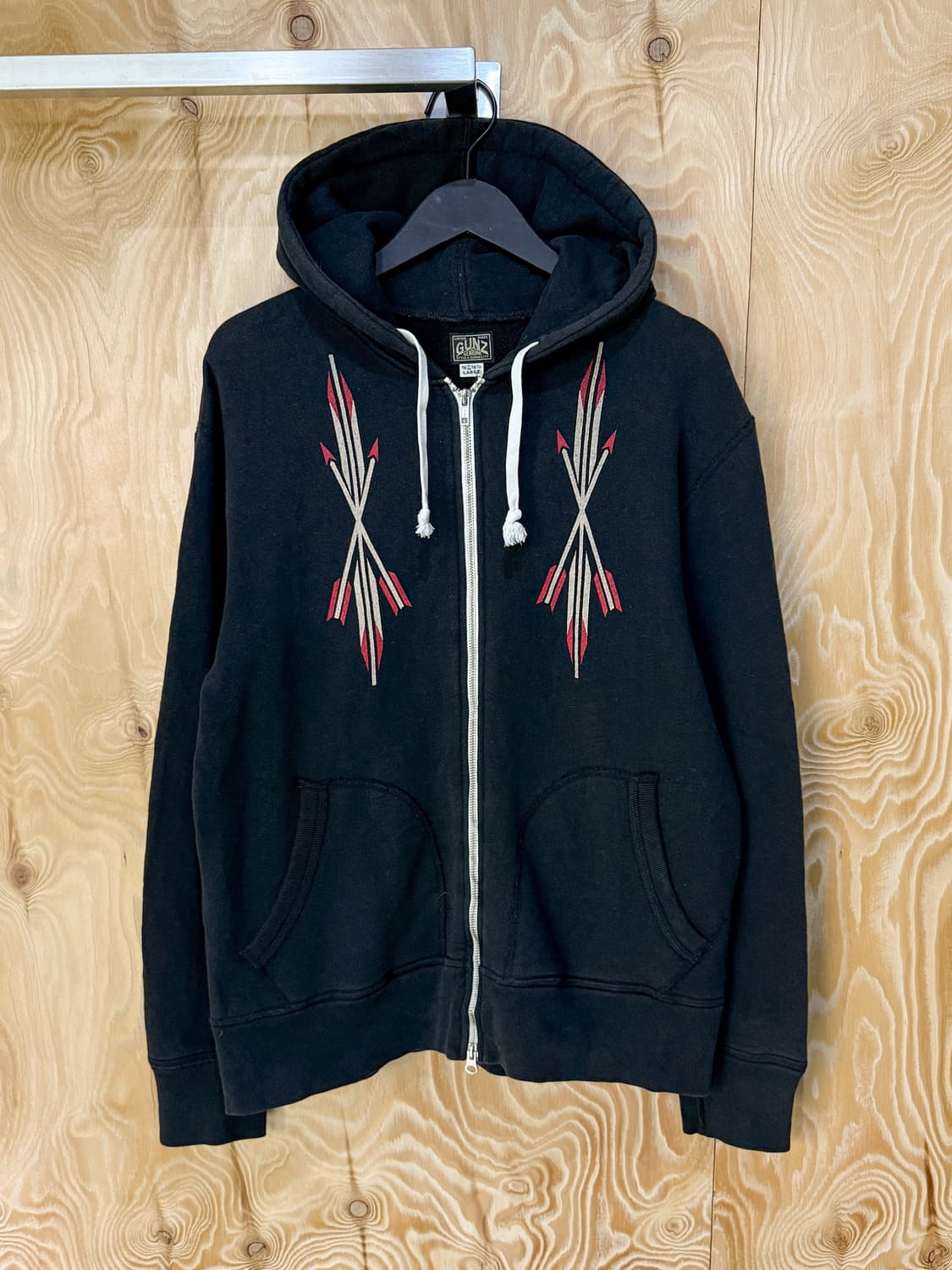 건즈 바이 네이비블루 네이티브 크로스 애로우 후드집업 상품이미지3