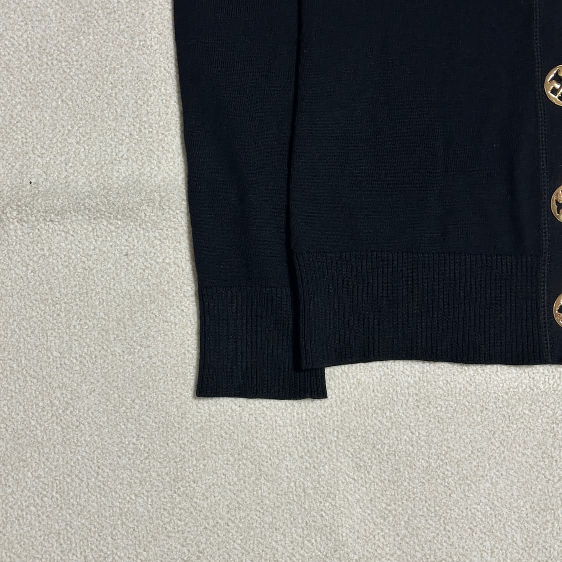 토리버치 금장 브이넥 가디건 상품이미지4