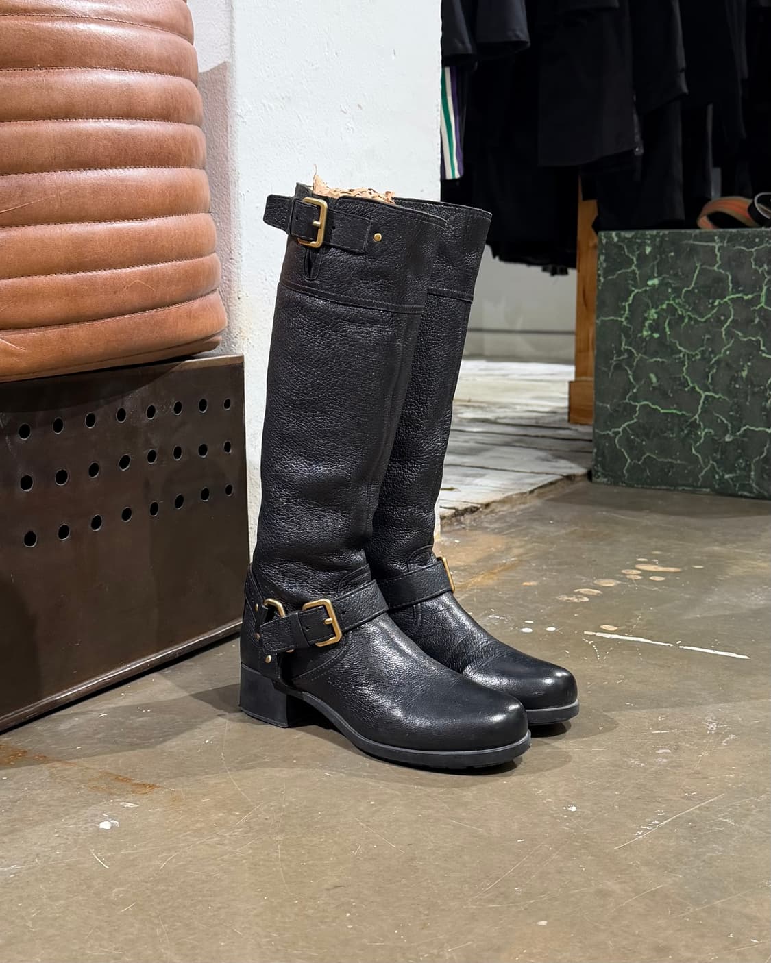 프라다 블랙 비텔로 다이노 금장 레터링 로고 롱부츠 상품이미지1