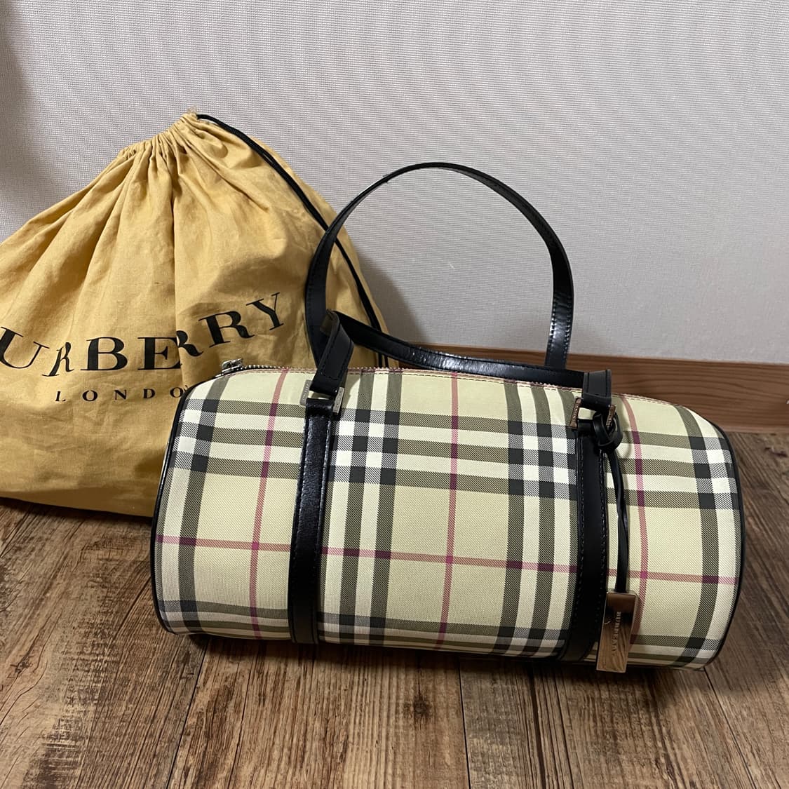 버버리 원통 노바체크 백 상품이미지1