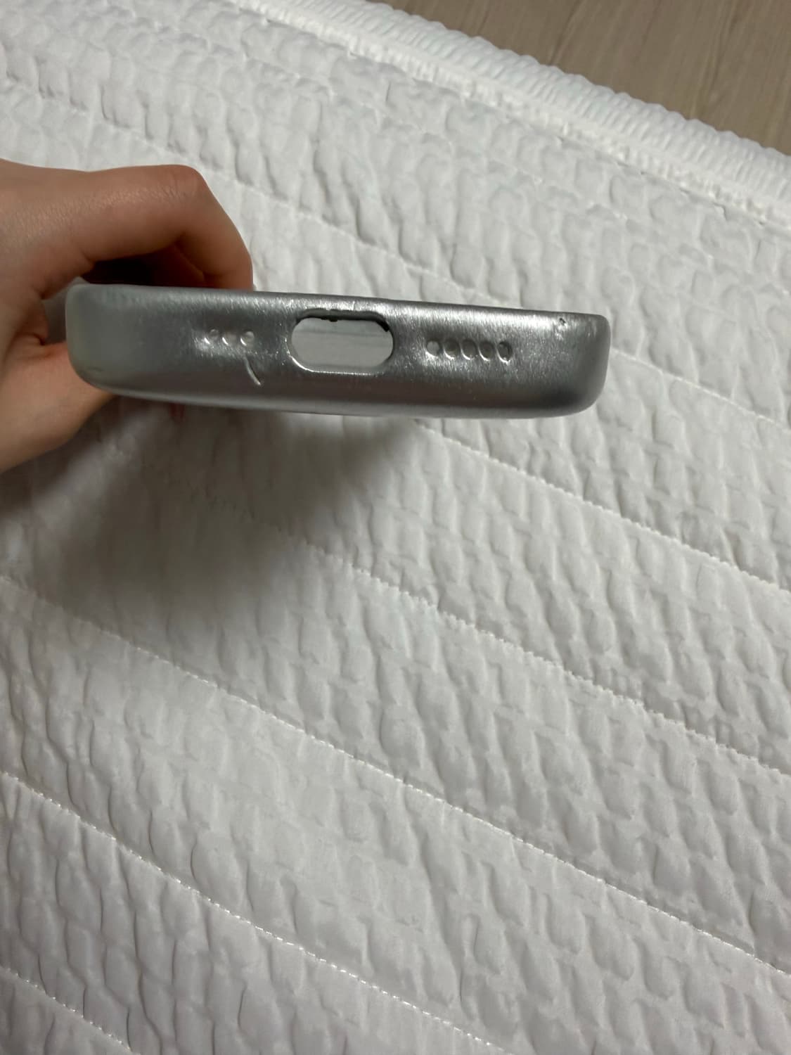 아이폰16프로 어반소피스티케이션 케이스 크롬 실버 상품이미지3