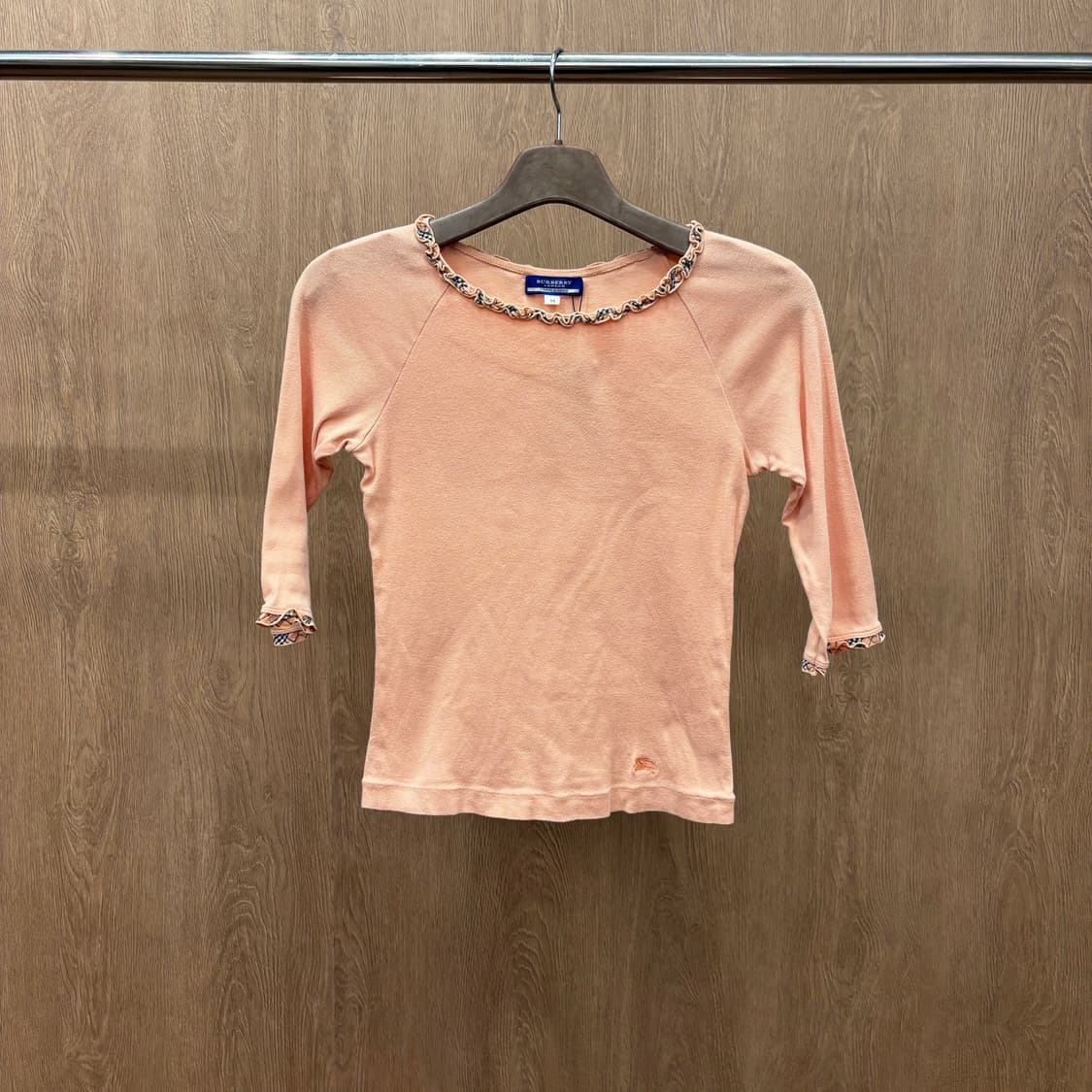 버버리 블루 라벨 코튼 7부 티셔츠 넥라인 소매 체크 프릴 디테일 오렌지 상품이미지2