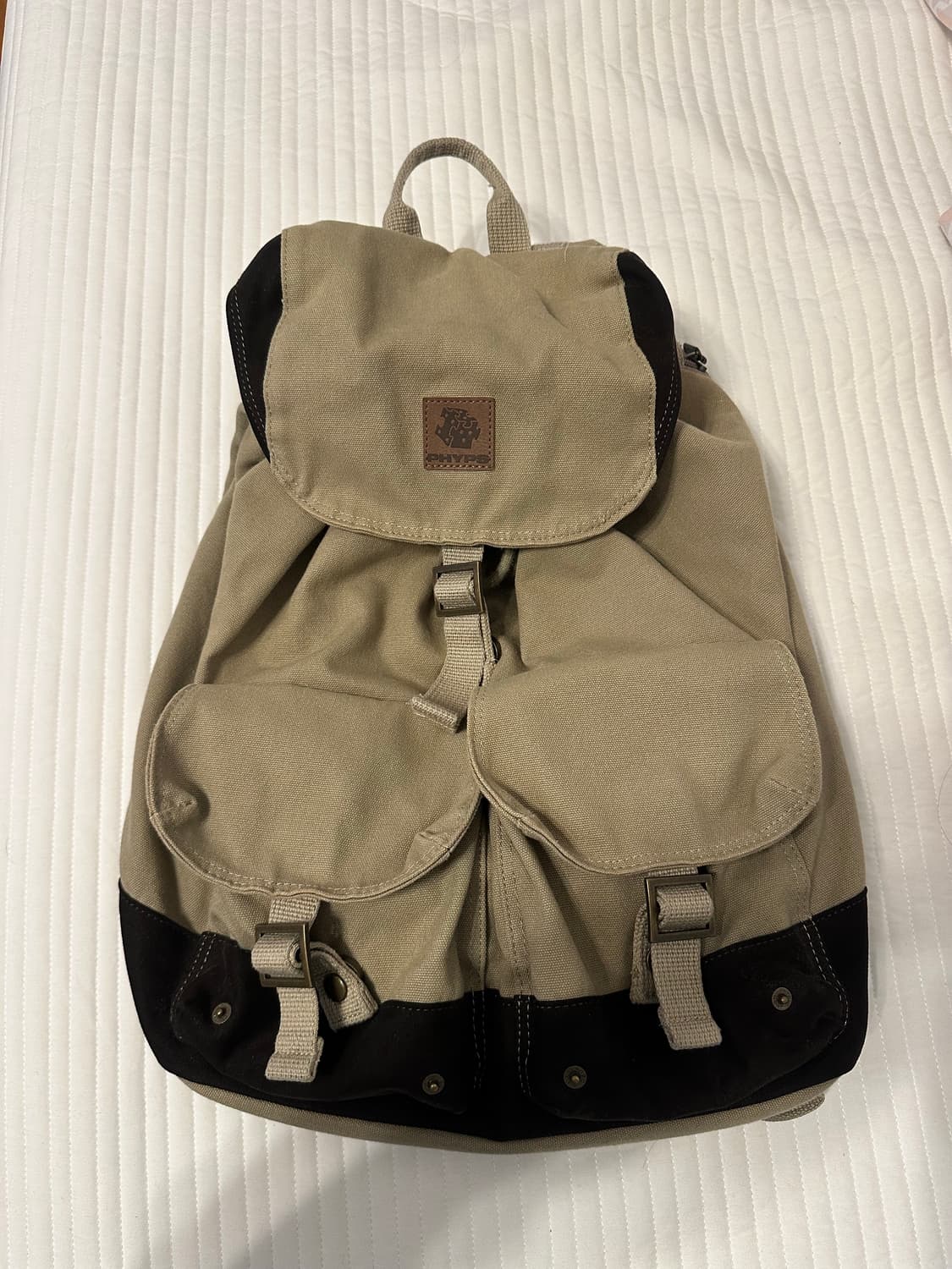 핍스 버클 백팩 카키베이지 피지컬 에듀케이션 디파트먼트 상품이미지1