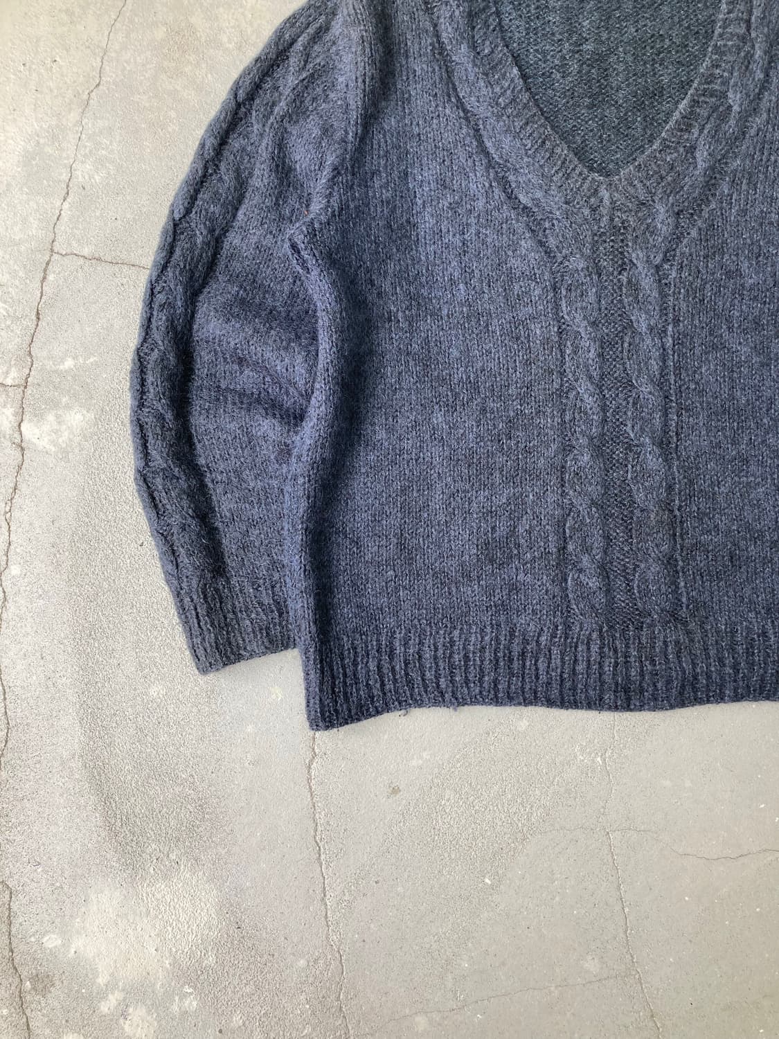 navy cable knit v-neck sweater 상품이미지3