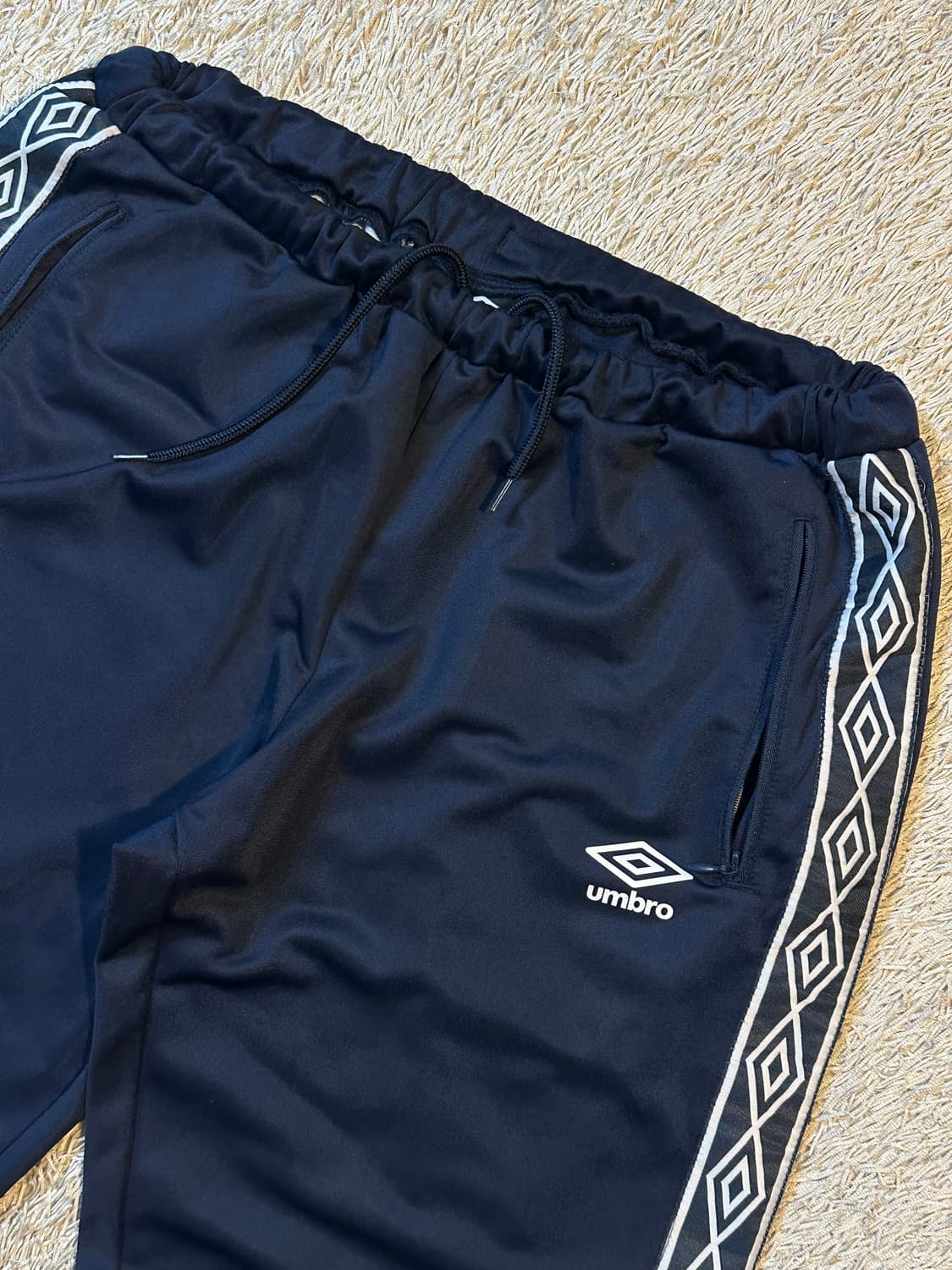 엄브로 UMBRO 올드스쿨 사이드테이프 기능성 트랙팬츠 네이비 상품이미지1