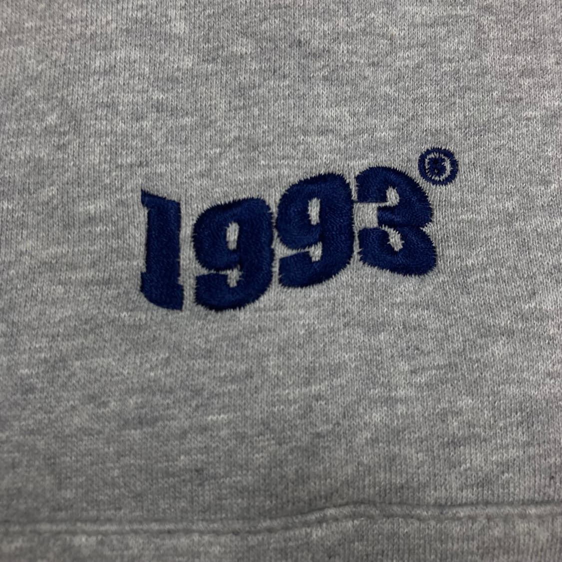 1993 스튜디오 그레이 컬러 스몰 로고 반집업 맨투맨 상품이미지2