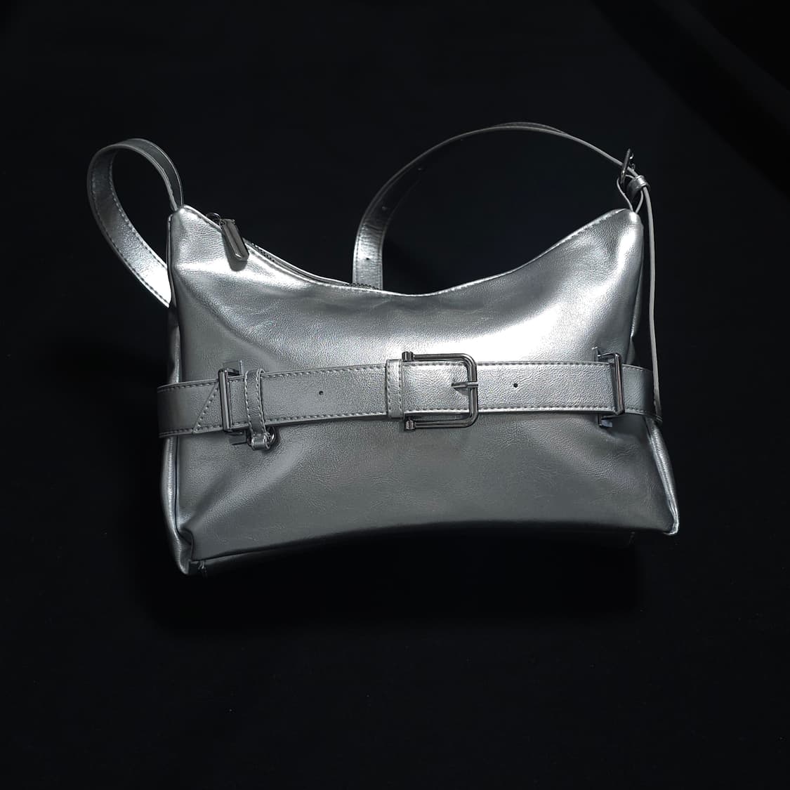 메탈릭 실버 벨트 백 상품이미지1