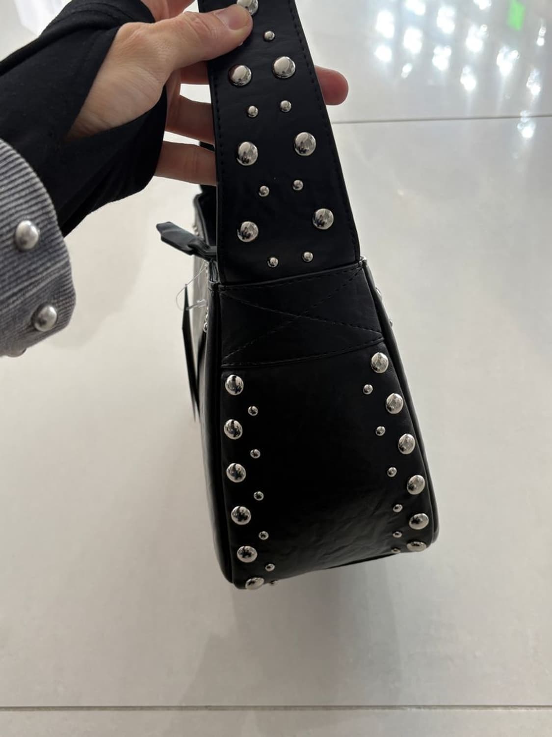 OVER STUD LEATHER SHOULDER BAG 상품이미지4