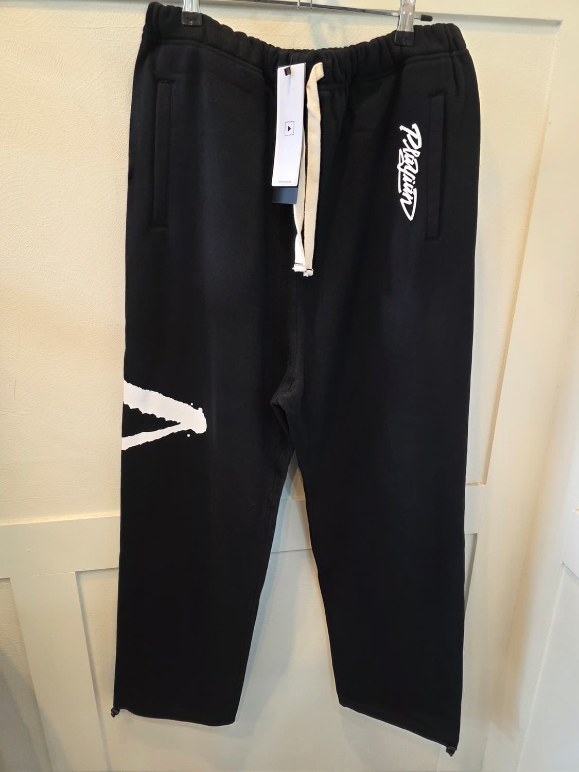 PLAYIVN 블랙 그래피티 스웨트 팬츠 상품이미지3