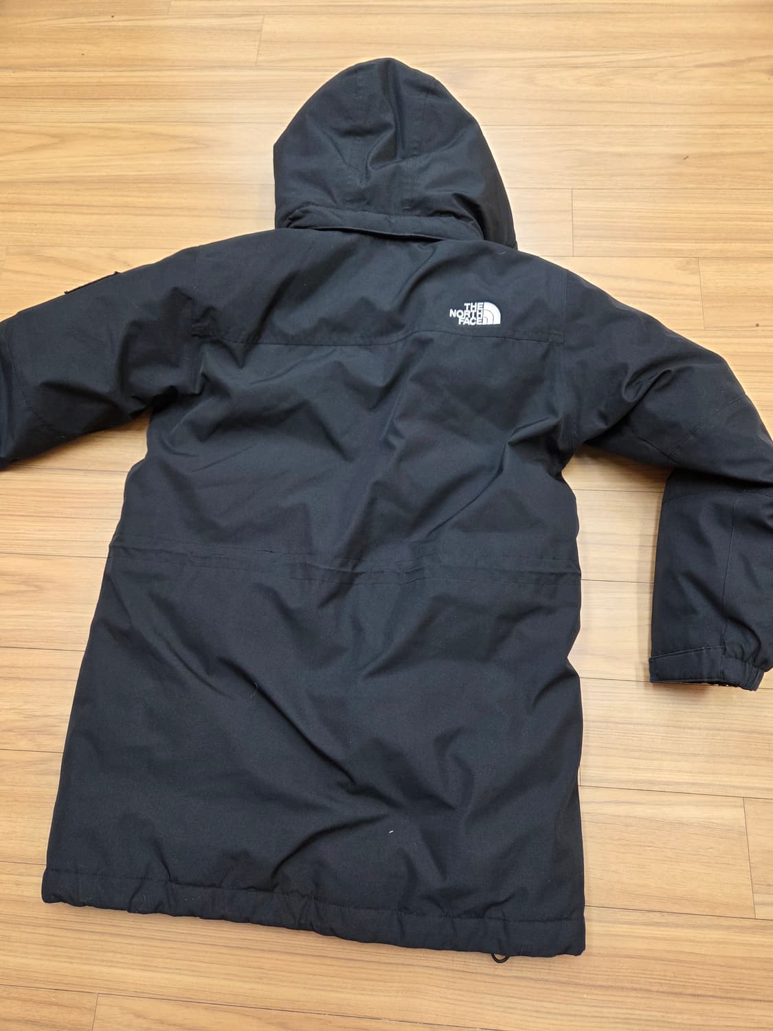 노스페이스 키즈 구스다운 패딩 블랙 색상입니다. 사이즈는 140이고, 7 상품이미지3