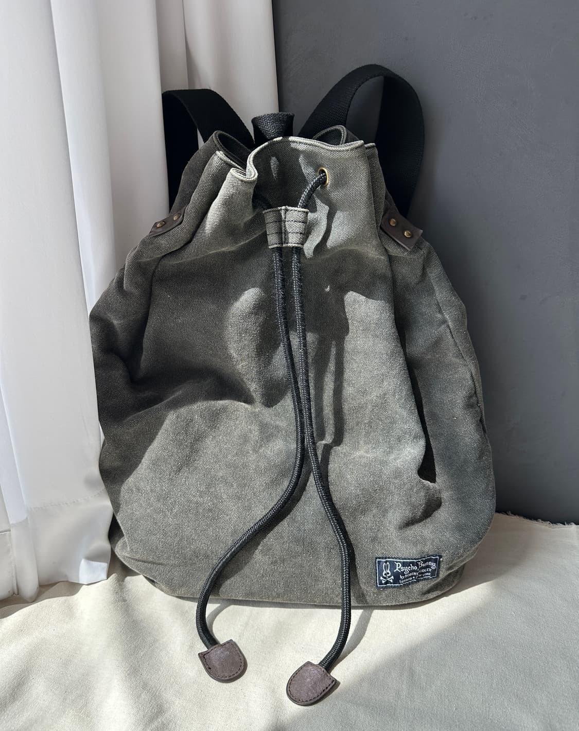 사이코 버니 Psycho Bunny 드로우스트링 캔버스 백팩 그레이 상품이미지1