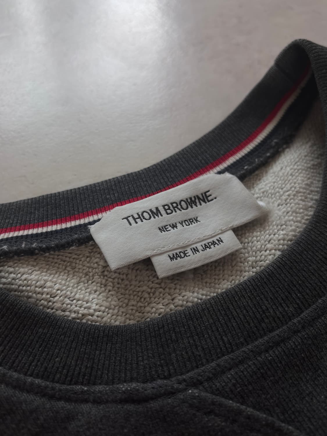 톰브라운 차콜 맨투맨 상품이미지4
