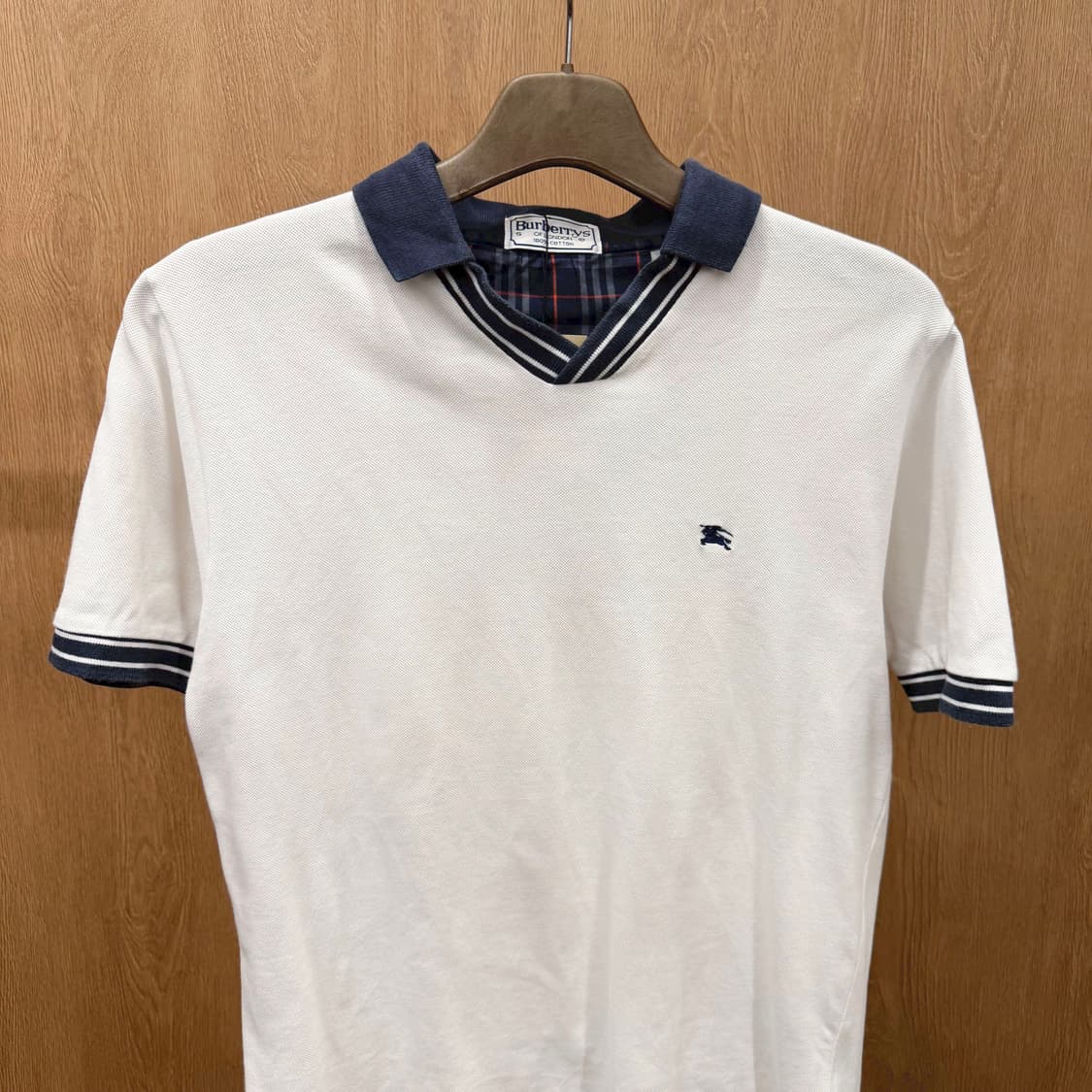 버버리 코튼 반팔 티셔츠 배색 카라넥 로고 자수 디테일 레귤러핏 화이트 상품이미지4