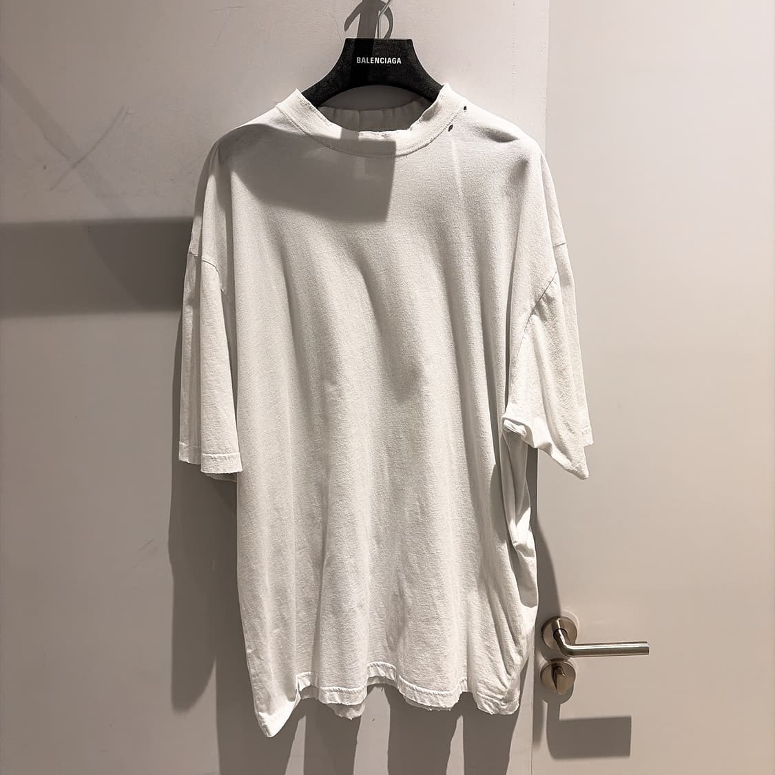 (정품/새상품) 발렌시아가 공용 화이트 디스트레스드 미디움 핏 티셔츠 상품이미지1