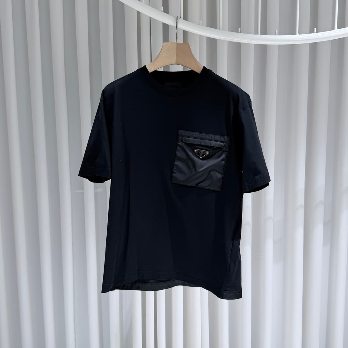 (A+/L) / 프라다 삼각로고 리나일론 포켓 반팔 티셔츠 블랙 상품이미지1