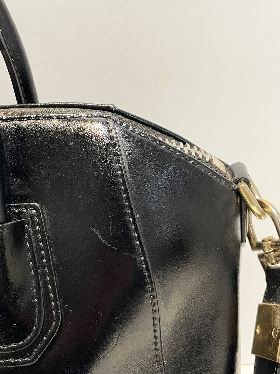 지방시 안티고나 유광 토트백 A1529 상품이미지5