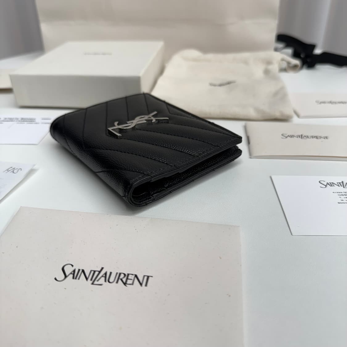 [25년 신상] 생로랑 그랑 드 뿌드르 반지갑 상품이미지5