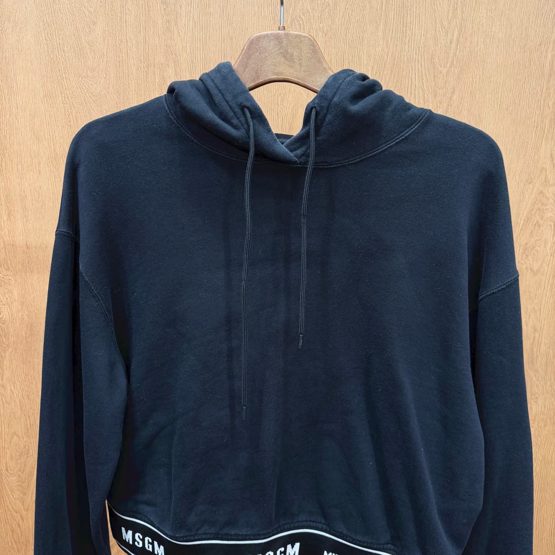 MSGM 크롭 긴팔 후드 티셔츠 밑단 소매 로고 밴드 스트링 디테일 블랙 상품이미지4