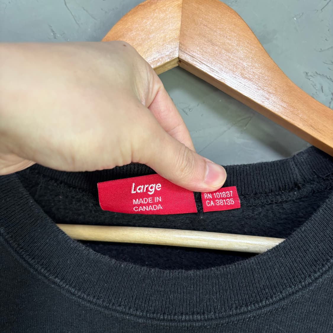 슈프림 18FW 월드 페이머스 맨투맨 블랙 상품이미지4