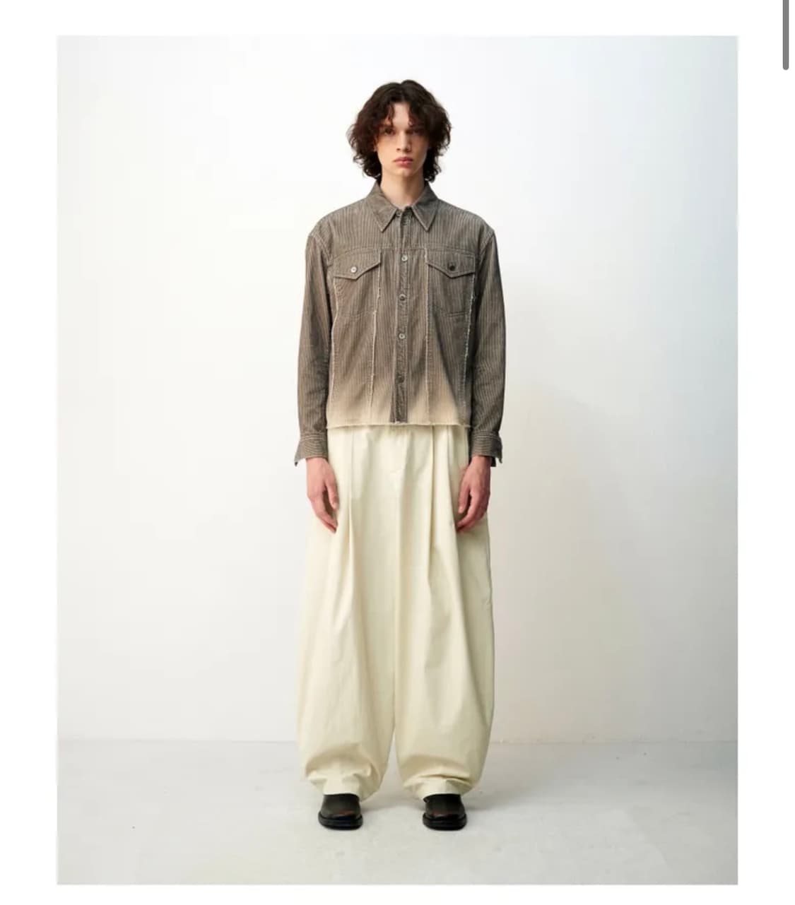 (M) 쿠어 그라데이션 프린티드 크롭 셔츠 (투톤그레이) 판매 상품이미지2