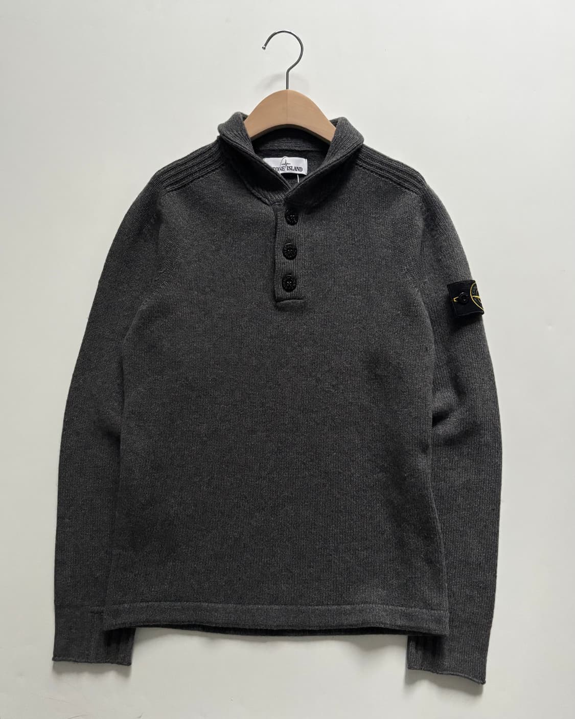 Stone-Island 스톤 아일랜드 차콜컬러 버튼 카라 니트 상품이미지3