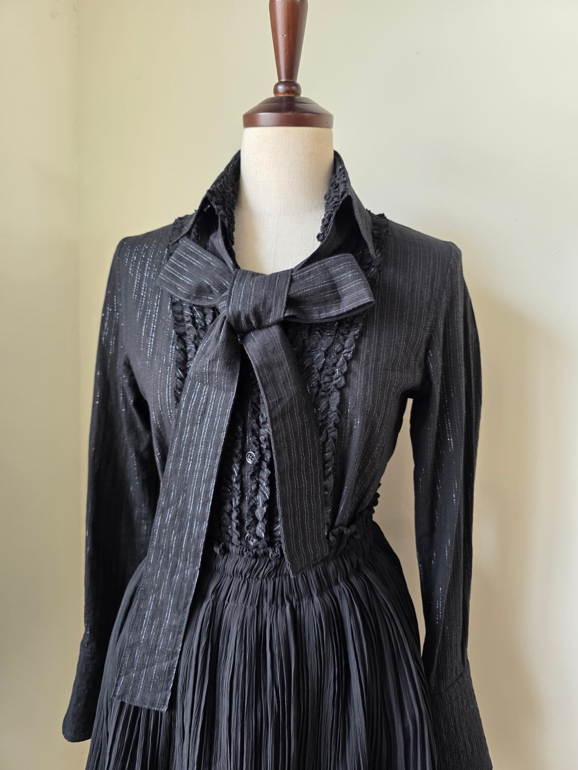 블랙 프릴 은사 스트라이프 타이 블라우스 상품이미지2